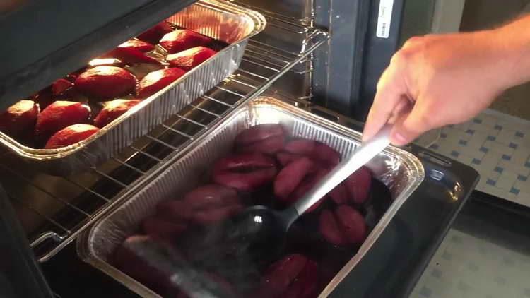 pour pears with wine