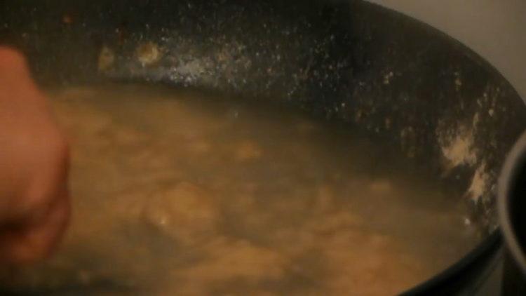 Prepare the gravy for cooking