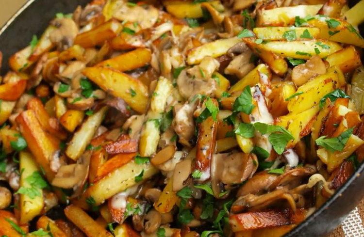 fried potatoes with mushrooms ready