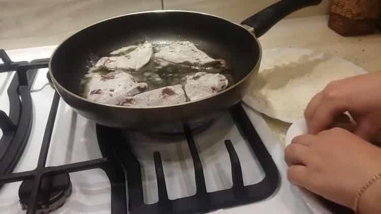 Fry the liver to cook