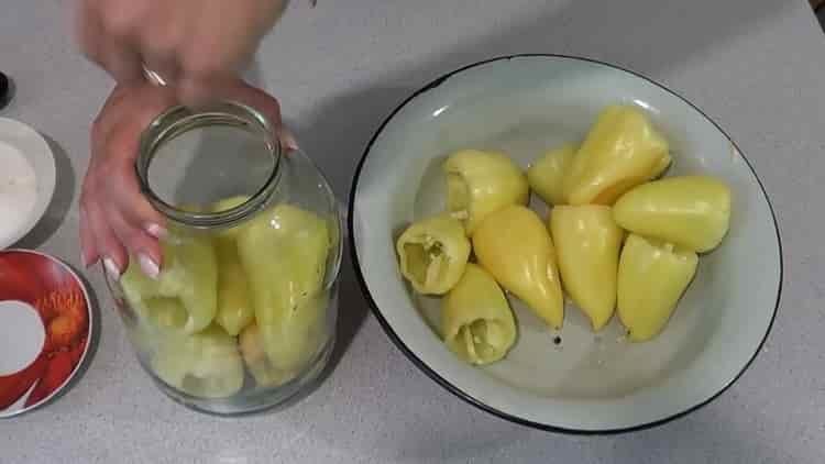 Mix the ingredients to cook.