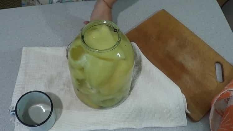 To prepare the dish, pour brine