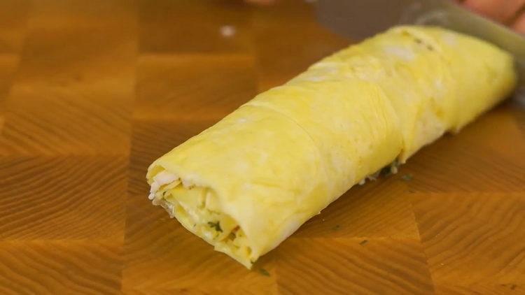 Twist the roll for cooking