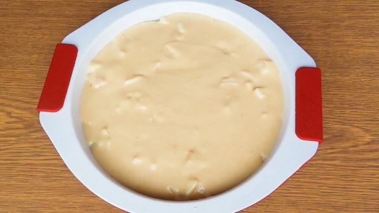 Put the dough in the mold to make a pie