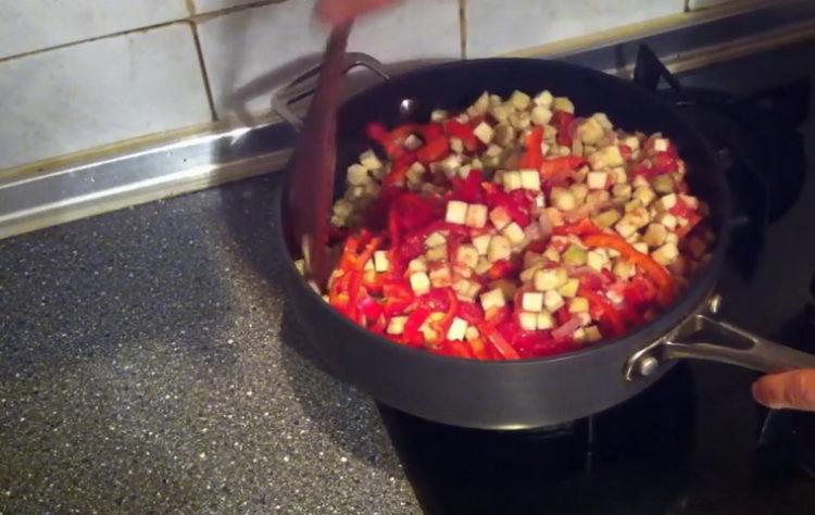 Mix the ingredients to cook.