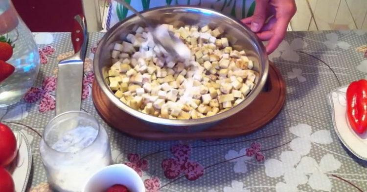 To cook, cut the eggplant