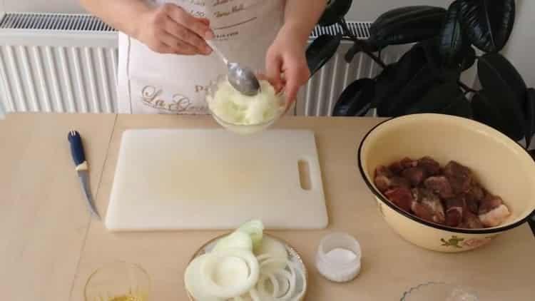 To prepare the dish, prepare the gruel from the onion.