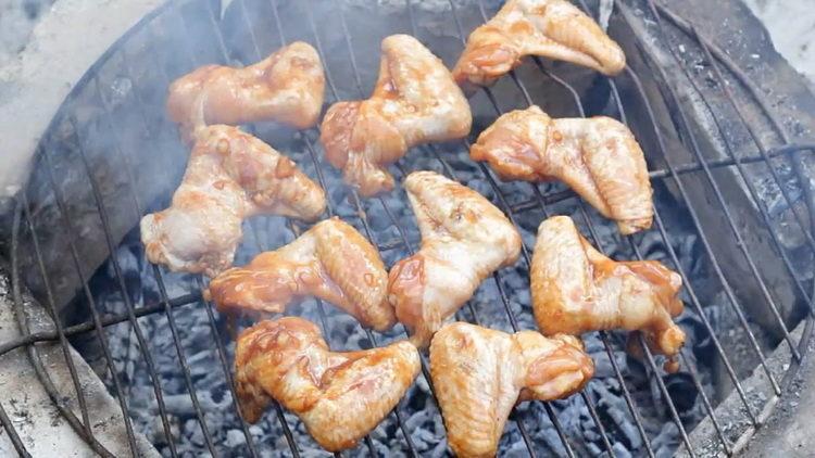 Fry the wings to cook.