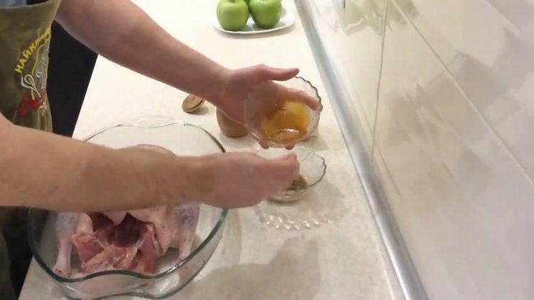 Prepare the sauce for cooking