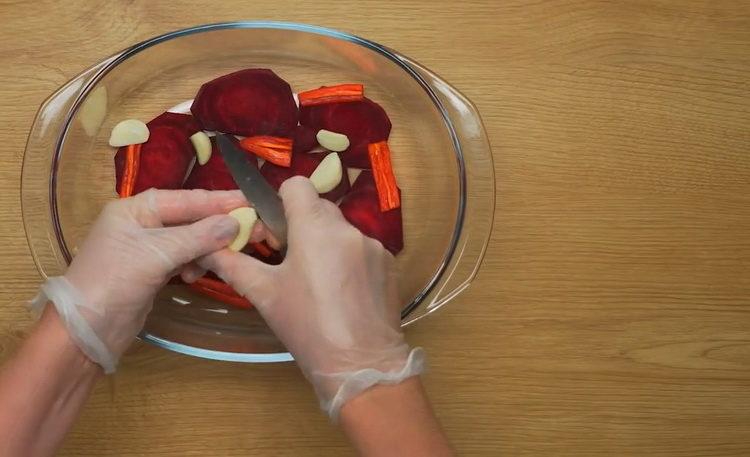 Prepare the garlic for cooking