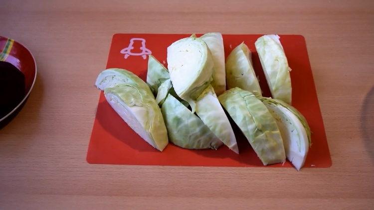 How to cook cabbage with beets and quick garlic