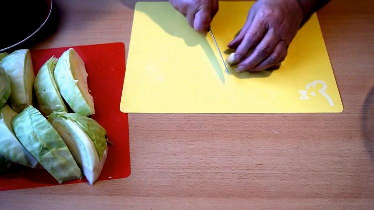 Chop the garlic for cooking