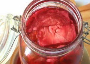 Spicy sauerkraut with beets and instant garlic