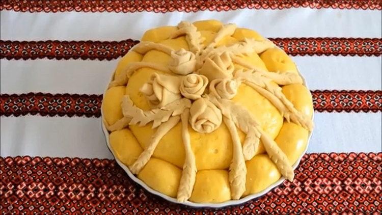 Decorate the cake for cooking