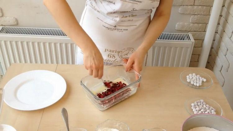 Prepare cranberries for dessert
