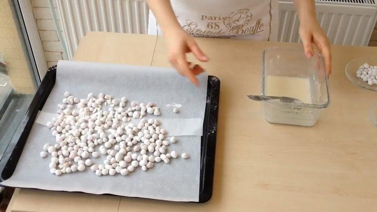 Put the berries on a baking sheet to make a dessert.