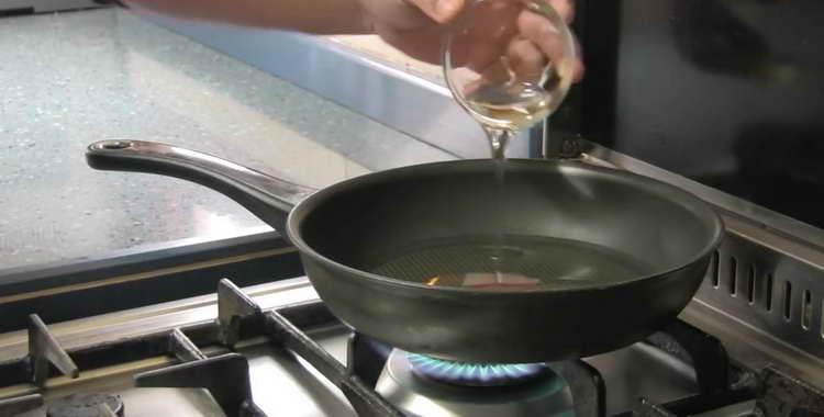 pour the oil into the pan