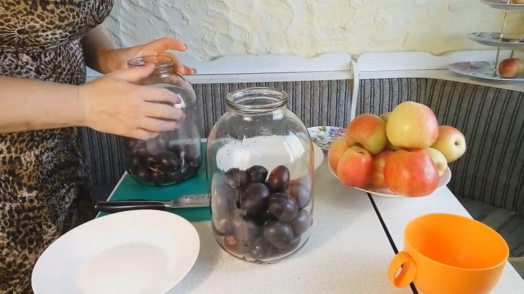Cooking compote from plums and apples