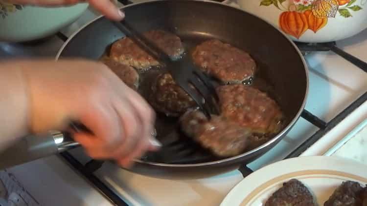 Mix the ingredients to cook.