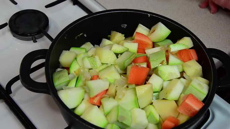 send vegetables to the pan