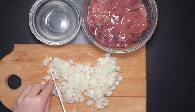 Cooking chicken liver in sour cream sauce