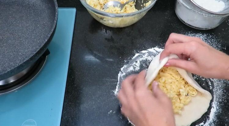To prepare the dish, put the filling on the dough