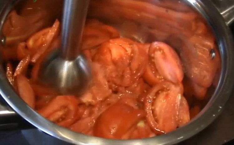 Cooking lecho with onions