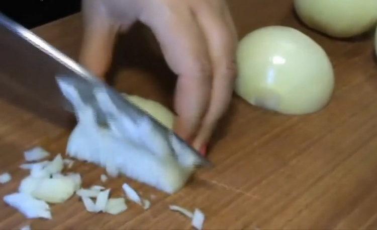 To cook lecho, chop the onion