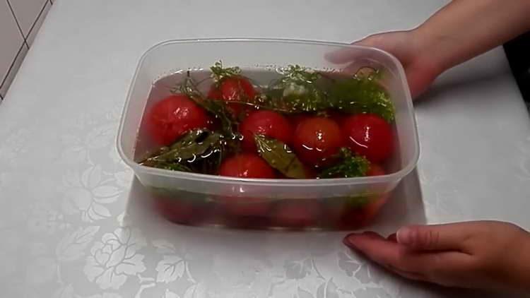 pour tomatoes with marinade