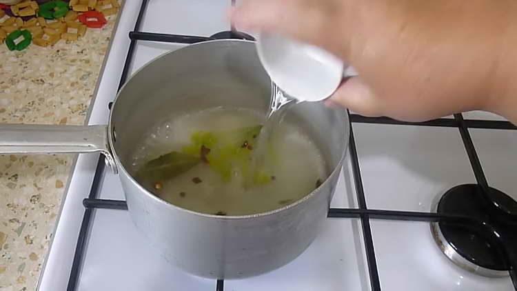 pour vinegar into the stewpan