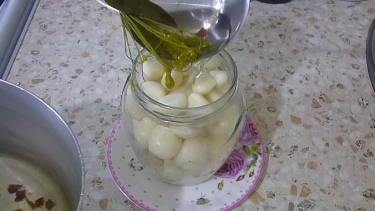 pour the marinade into banks