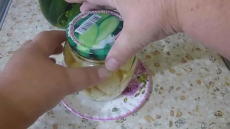 roll up the jar with a lid