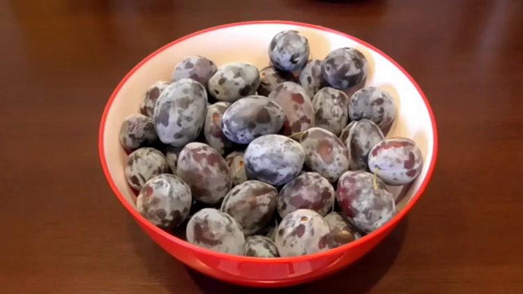 Cooking plum marmalade