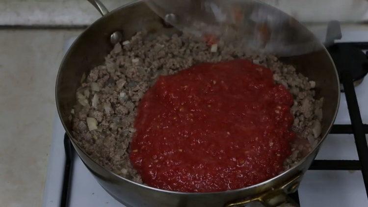 Combine the ingredients for cooking.