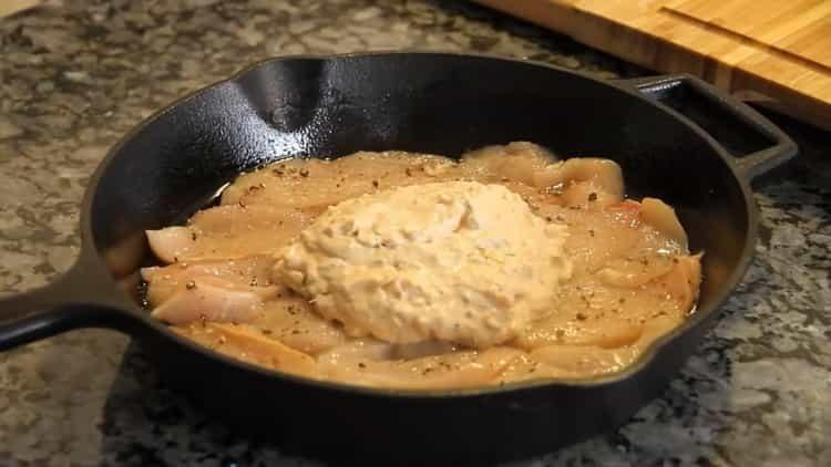 Put the sauce to cook