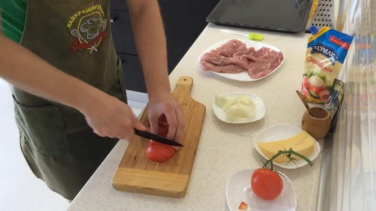 To cook, chop the tomato