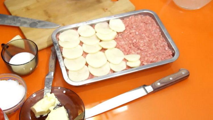 Put the potatoes on the minced meat to prepare the meal.