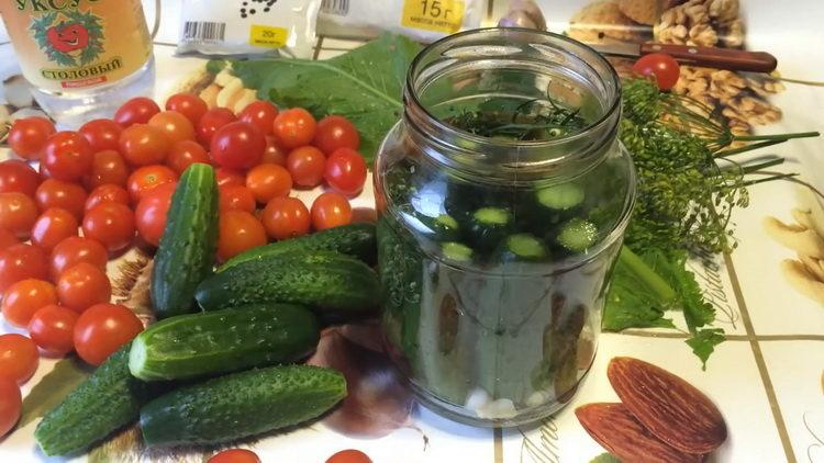 put cucumbers in a jar