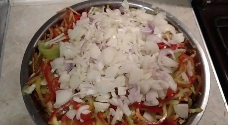 Add pepper and onion to a bowl in cabbage and carrots.