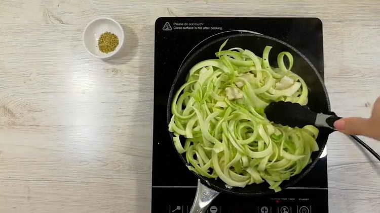 spread the zucchini to the chicken