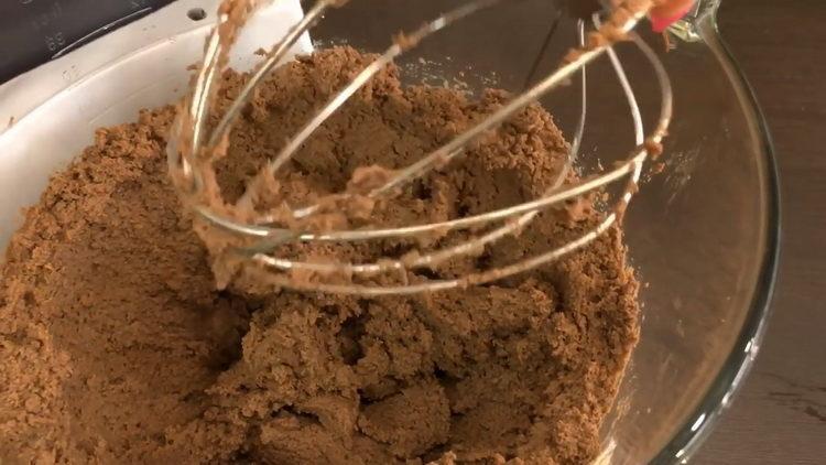 Twist the minced meat to cook