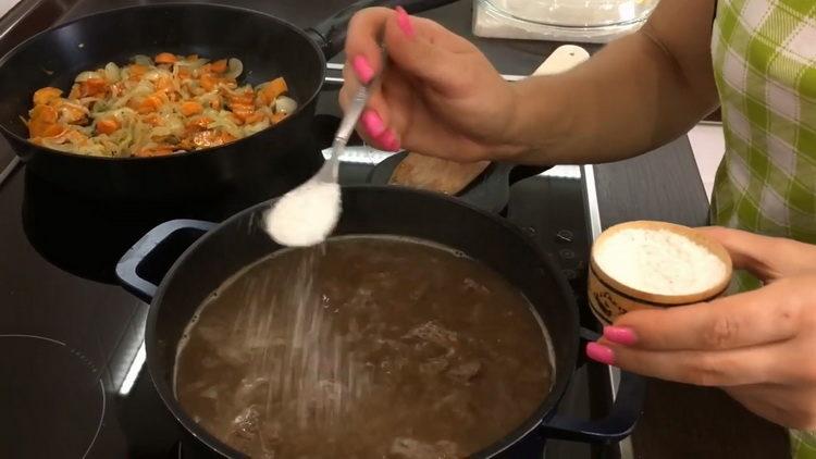 Salt the liver for cooking