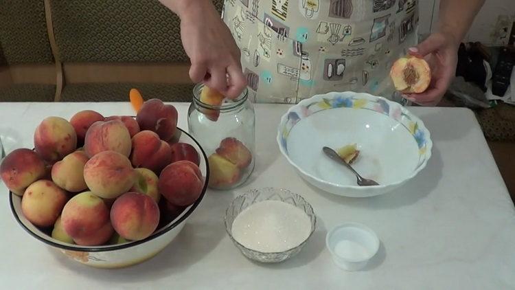Cooking peaches in syrup