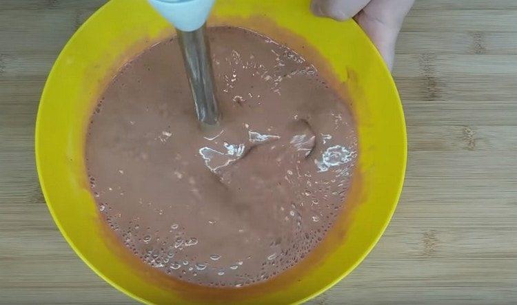 Once again, we interrupt the liver dough well with a blender.