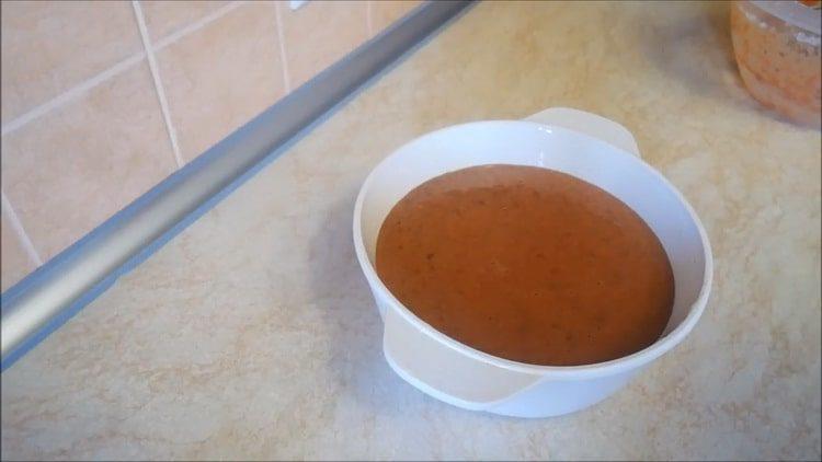 To prepare the dish, put the dough in the mold