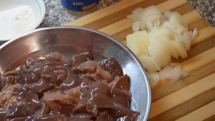 Cooking the liver in sour cream with onions