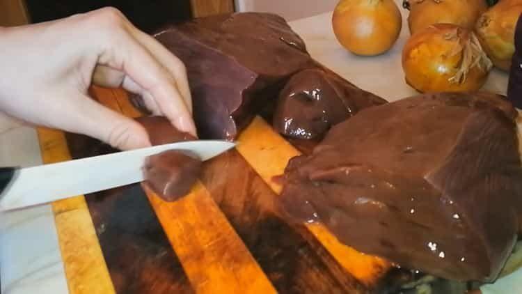 Cooking the liver in sour cream with onions in a pan