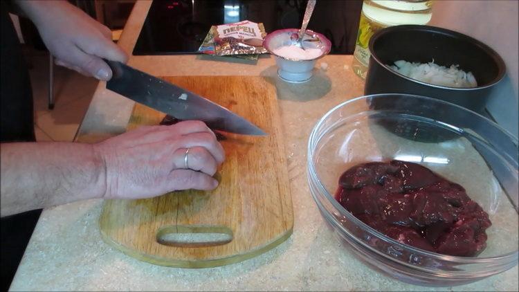 Cooking beef liver in a slow cooker