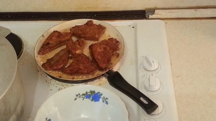 Fry the liver to cook