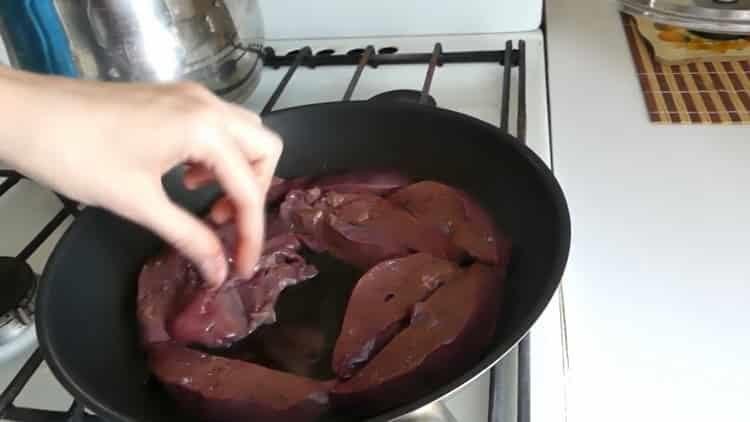 Fry the liver to cook